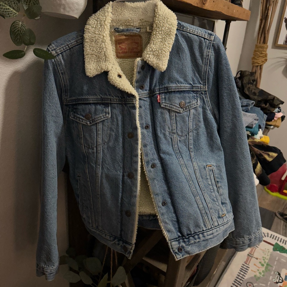 Levi's Classic Blue Denim Jacket with Cream Sherpa